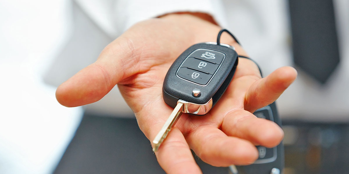 Mann, der Fahrzeugschlüssel in der Hand hat