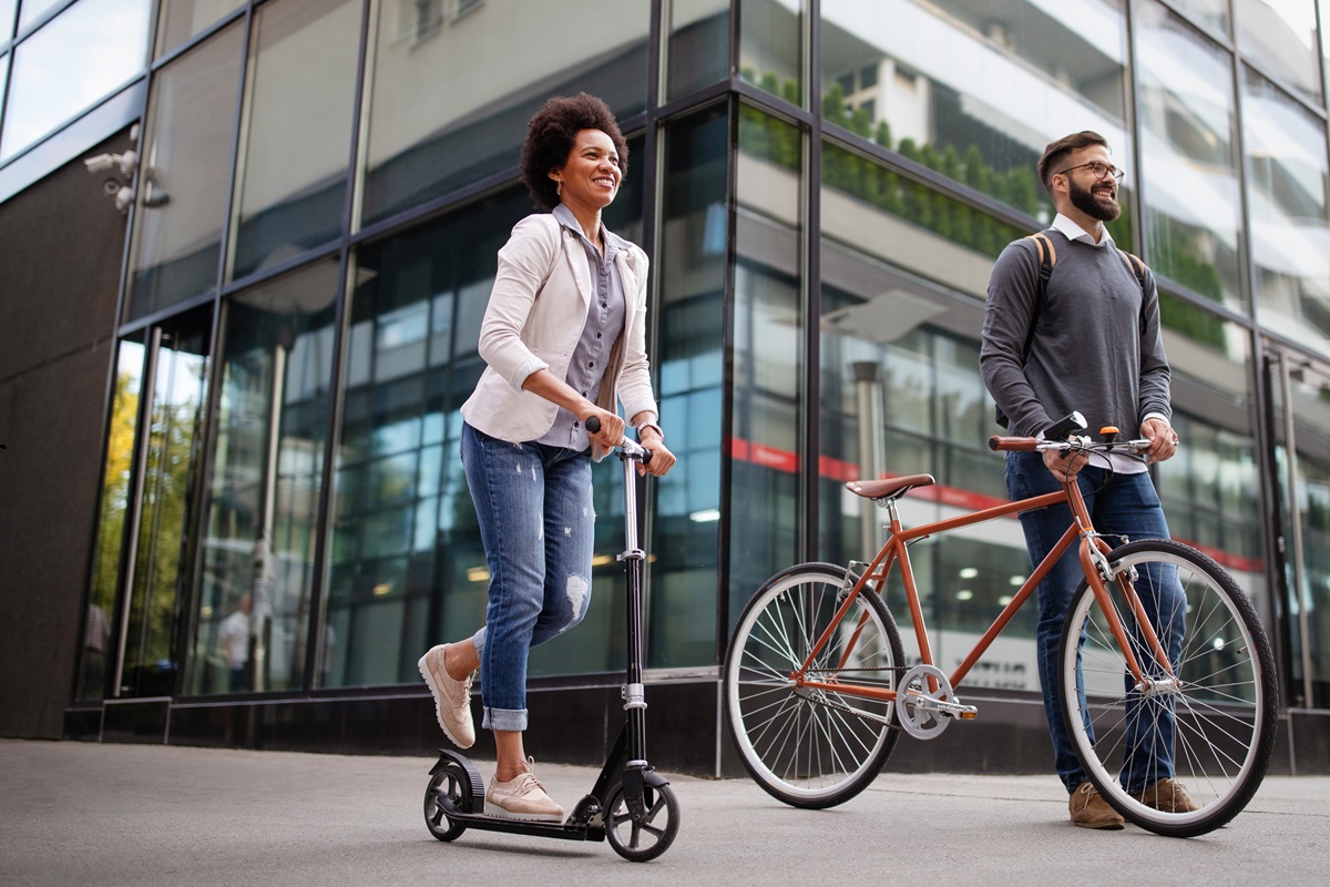Mitarbeiter im urbanen Raum nutzen Bike- und Scooter-Sharing-Angebot dank einem Mobilitätsbudget