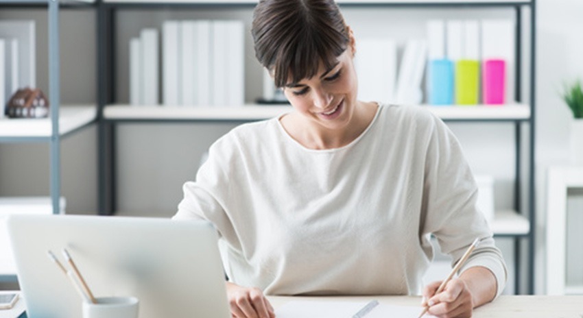 A fleet manager uses a software solution for fleet control