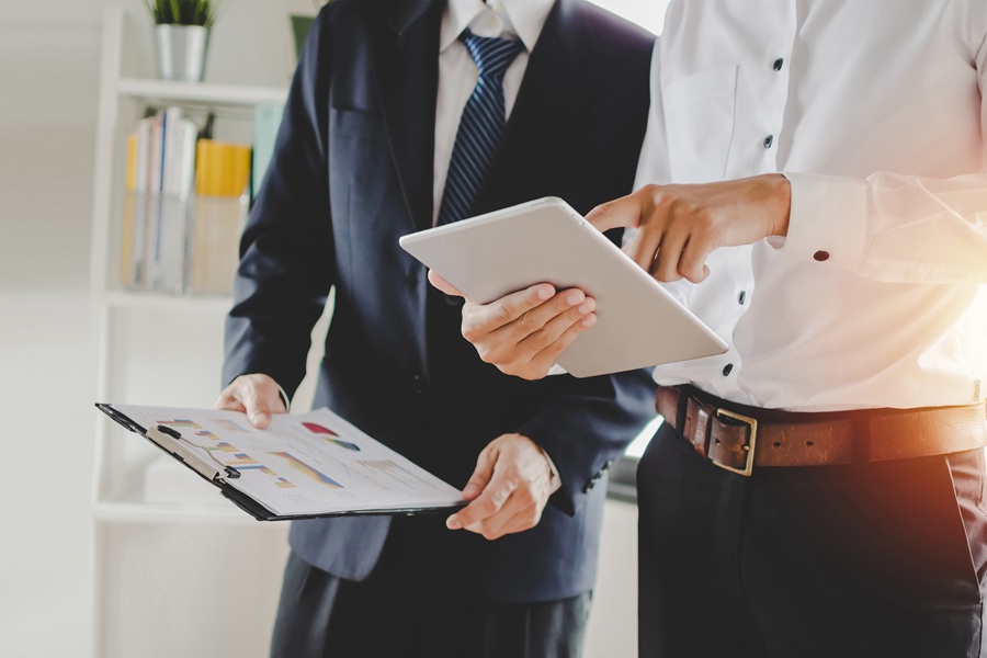 Two fleet managers plan mobility management decisions together.