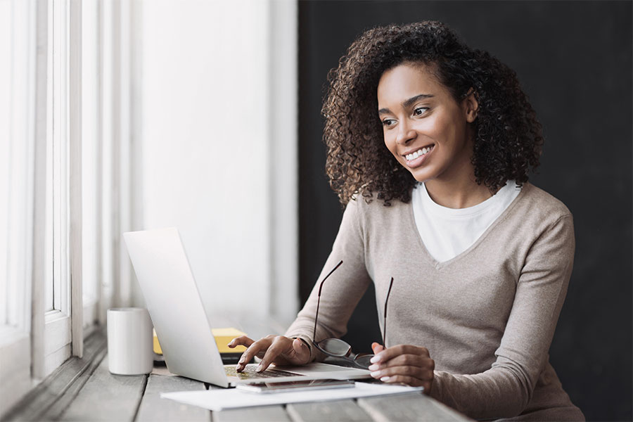 Junge Frau arbeitet fokussiert am Laptop. Carano bietet moderne Fuhrparkmanagement Software für effiziente digitale Abläufe im Fuhrpark. Ideal für Unternehmen die Prozesse automatisieren und Verwaltungskosten senken möchten.