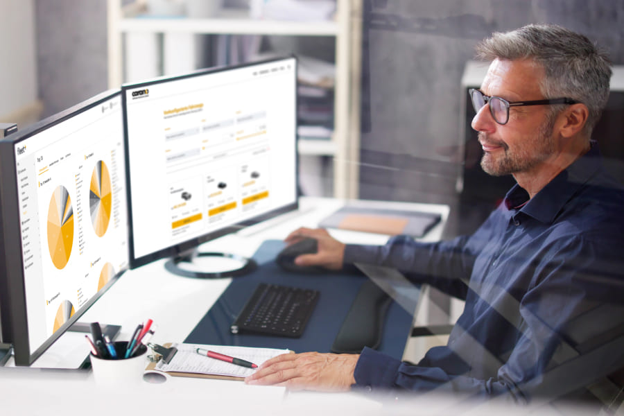 Ein Mitarbeiter analysiert am PC Auswertungen zur Fuhrparkoptimierung mit Fleet+. Carano unterstützt Unternehmen mit digitalen Lösungen für effizientes, nachhaltiges und transparentes Fuhrparkmanagement. Moderne Software macht Mobilität zukunftssicher, reduziert Kosten und steigert Effizienz im Fuhrpark.