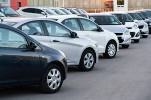 Several company vehicles arranged next to each other. Symbol of a modern vehicle fleet that is efficiently managed with a digital fleet management system. The fleet management software Fleet+ enables transparency, cost optimization and secure administration in fleet management - ideal for companies with many vehicles.