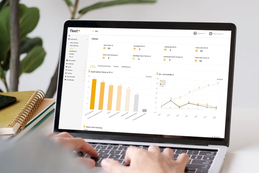 Person arbeitet am Laptop mit Dashboard einer Fuhrparkverwaltungssoftware. Die digitale Lösung von Carano ermöglicht zentrales Fuhrparkmanagement mit transparenter Fahrzeug und Fahrerverwaltung, automatisierten Prozessen, Kostenkontrolle und datenbasierter Steuerung für effiziente und nachhaltige Fuhrparkorganisation.