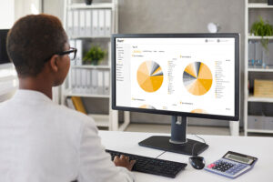 Person analyzes a dashboard of fleet management software. Carano's digital solution supports transparent fleet management with centralized vehicle and driver management, automated processes, cost control and efficient fleet management.