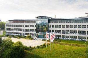 Firmengebäude der Müller Service GmbH. Das Unternehmen verwaltet rund 500 Fahrzeuge und 420 Fahrer und organisiert die gesetzlich vorgeschriebene Führerscheinkontrolle digital mit der Lösung liva von Carano.