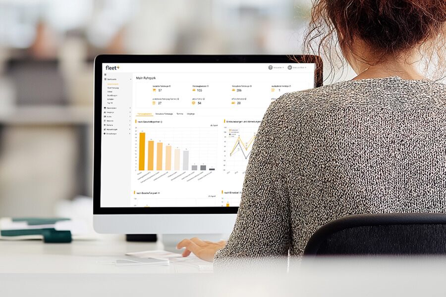 Person blickt auf Monitor mit Analyse-Dashboard. Fleet+ von Carano als zentrale Fuhrparkmanagement-Software vernetzt Fahrzeuge, Fahrer und Daten, ermöglicht automatisierte Prozesse, Auswertungen und eine skalierbare, effiziente Steuerung komplexer Flotten bei ISS.