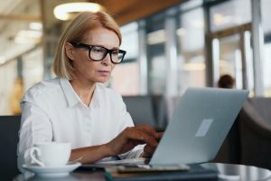 Fleet manager works on a laptop with modern fleet software for the efficient management of large fleets. Digital fleet management for greater transparency, compliance and cost efficiency - solutions such as Carano Fleet+ support structured processes and data-based decisions in day-to-day business.
