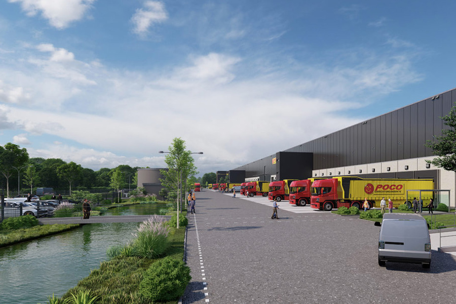 Logistikzentrum mit mehreren Lkw an Laderampen; POCO-Flotte im Einsatz. Digitale Fuhrparksoftware von Carano ermöglicht effizientes Fuhrparkmanagement, zentrale Verwaltung von rund 450 Fahrzeugen, transparente Kostenkontrolle und automatisierte Prozesse für mehr Effizienz und Wirtschaftlichkeit.