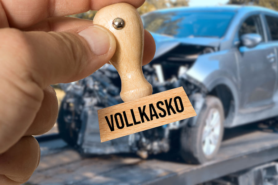 Stempel mit „Vollkasko“ vor beschädigtem Auto zeigt Vollkaskoversicherung, Schutz bei selbst verschuldeten Unfällen, Absicherung von Firmenfahrzeugen, Risikosteuerung im Fuhrparkmanagement sowie Kontrolle von Kosten und finanziellen Risiken.