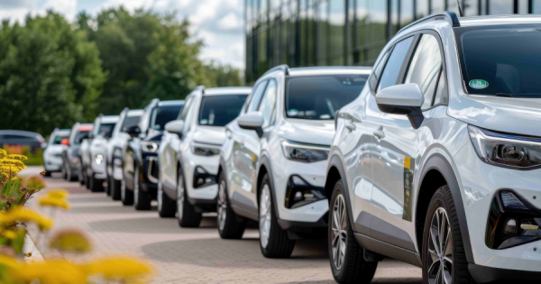 White vehicles are parked in an orderly fashion in a company parking lot. The picture illustrates professional vehicle management in everyday business life. Carano supports companies with digital solutions for efficient and transparent vehicle fleet management.