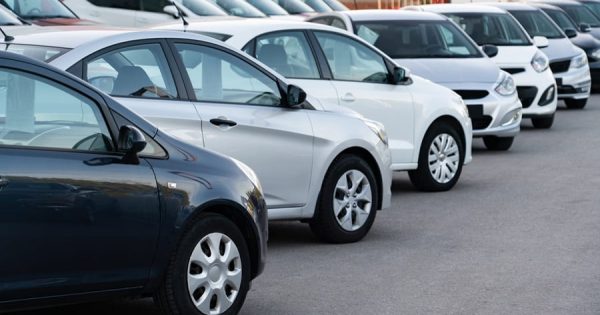 Several company vehicles arranged next to each other. Symbol of a modern vehicle fleet that is efficiently managed with a digital fleet management system. The fleet management software Fleet+ enables transparency, cost optimization and secure administration in fleet management - ideal for companies with many vehicles.